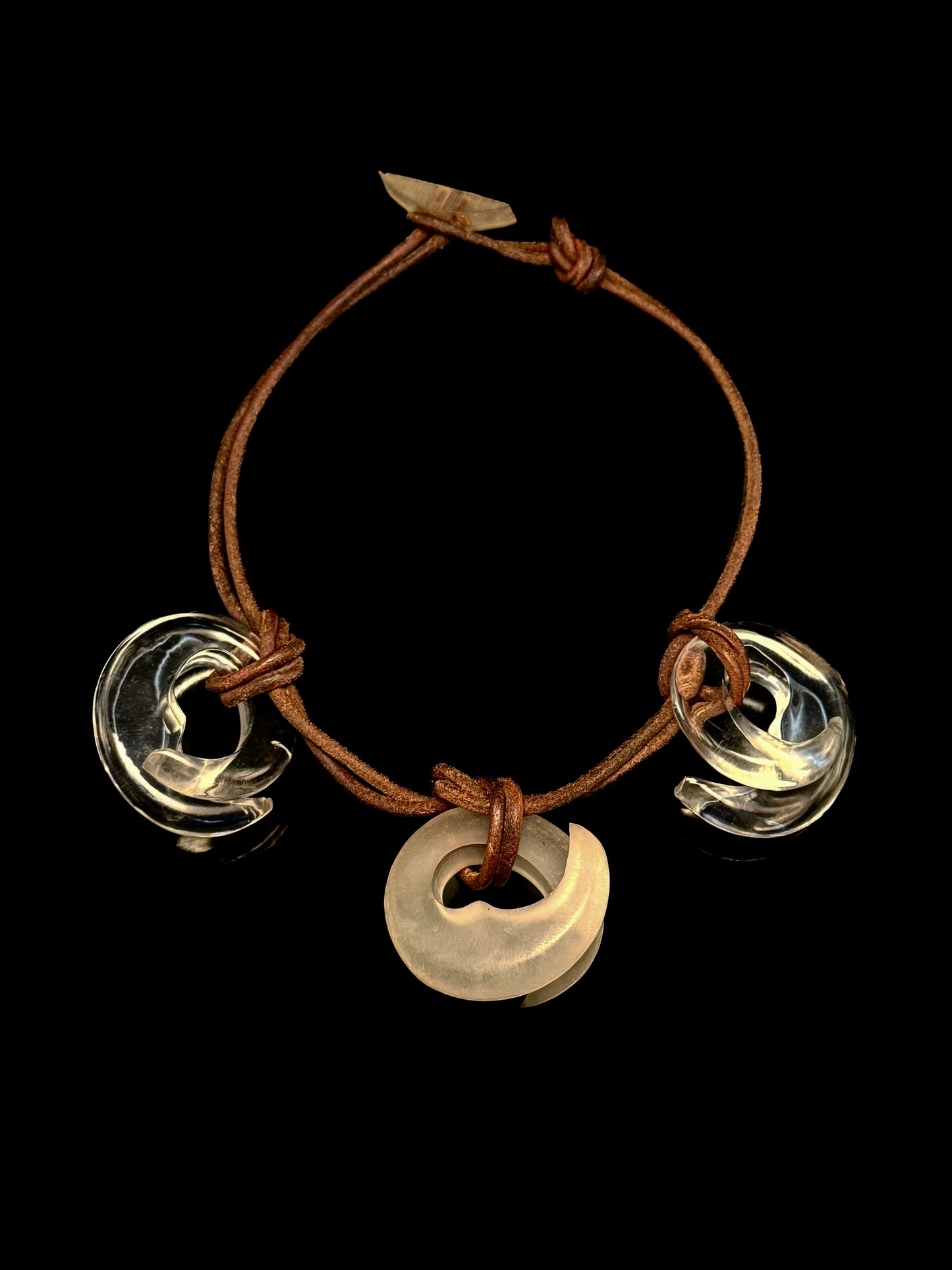 Collier en plexiglas