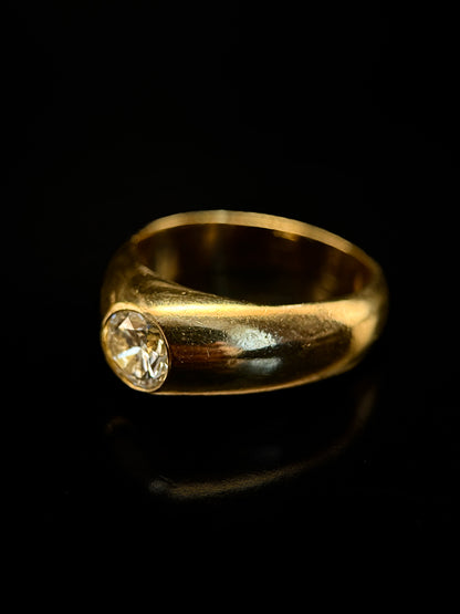 Ring with a central diamond