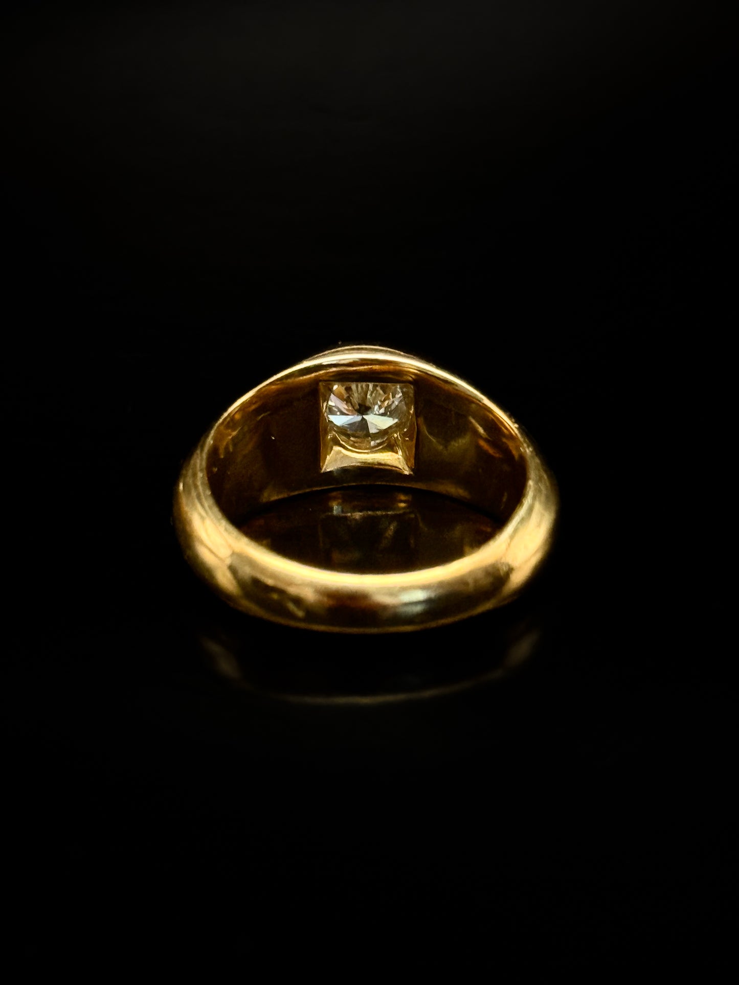 Ring with a central diamond