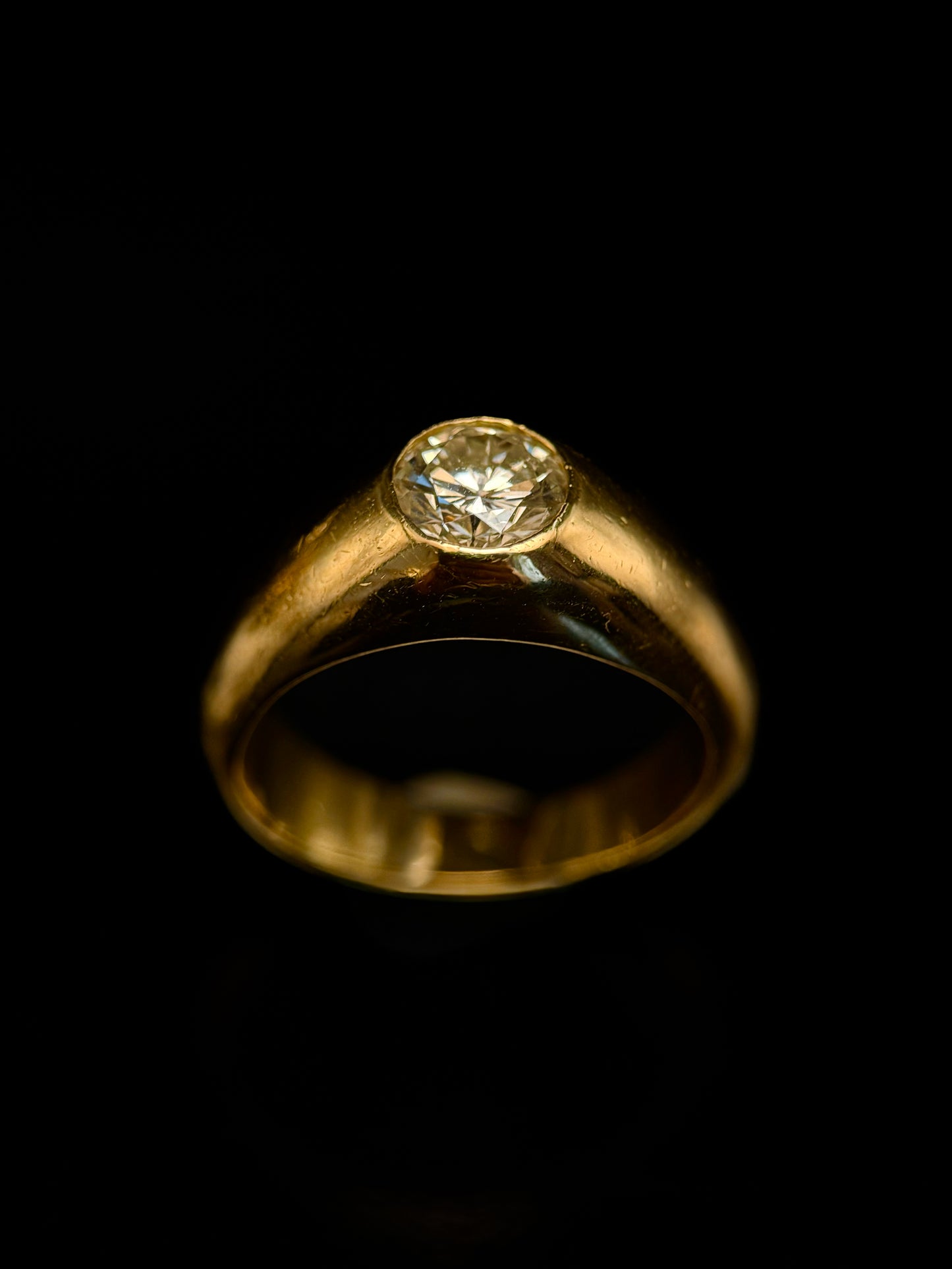 Ring with a central diamond