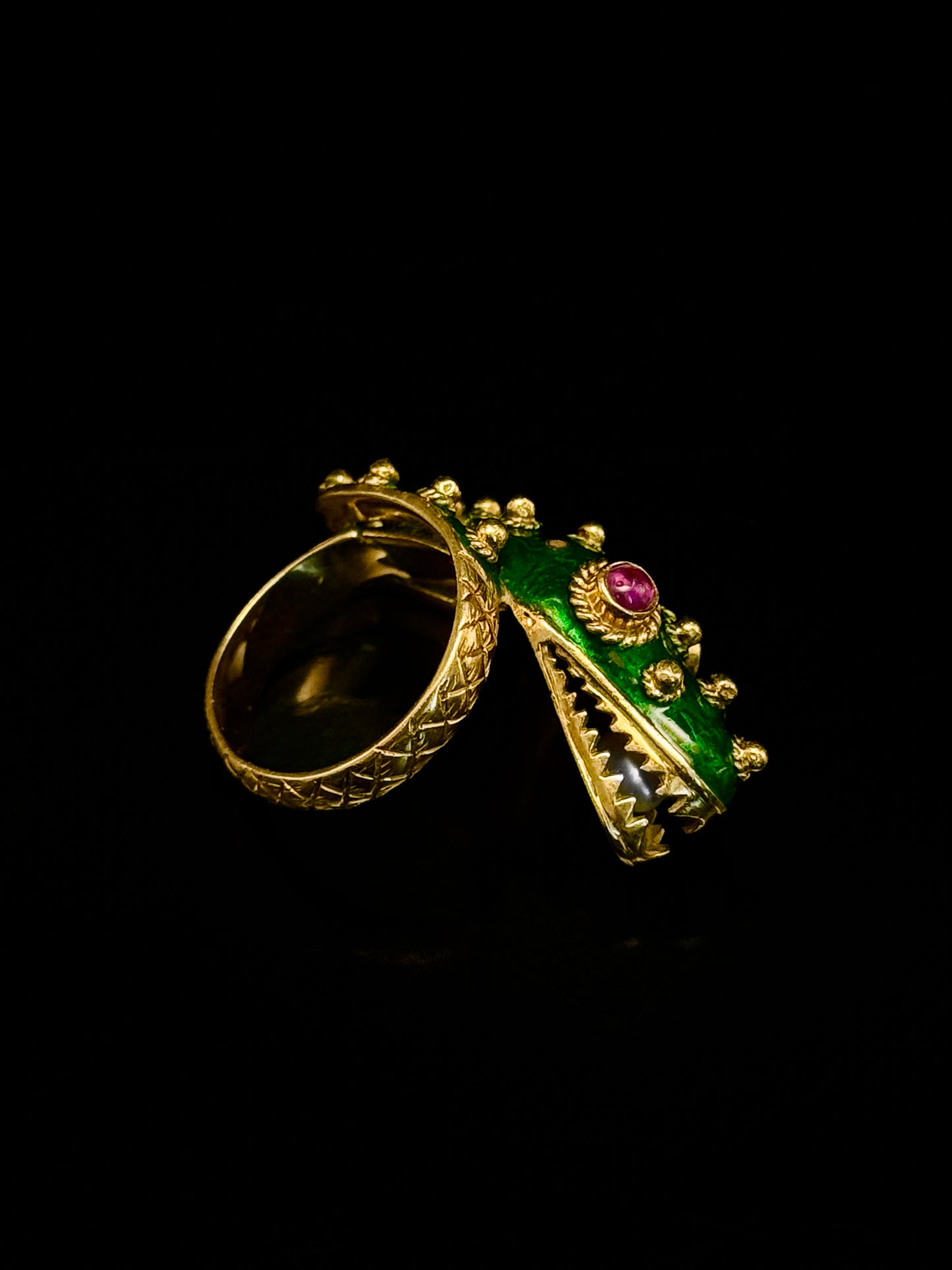 Crocodile ring