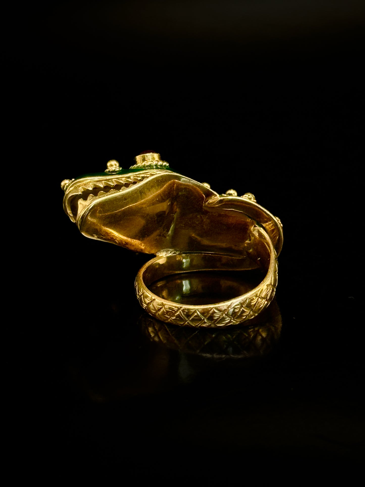 Crocodile ring