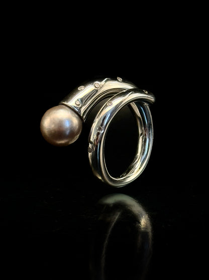 Fine pearl gold ring