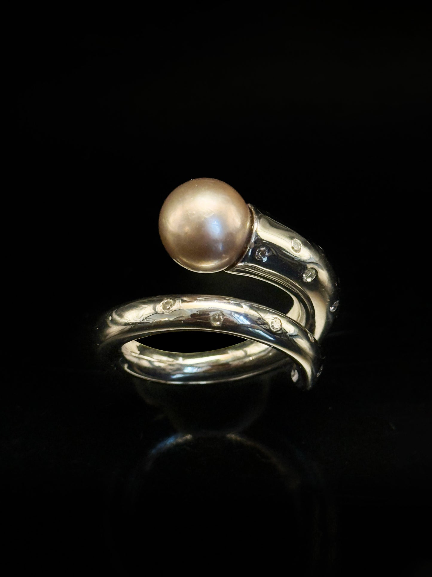 Fine pearl gold ring
