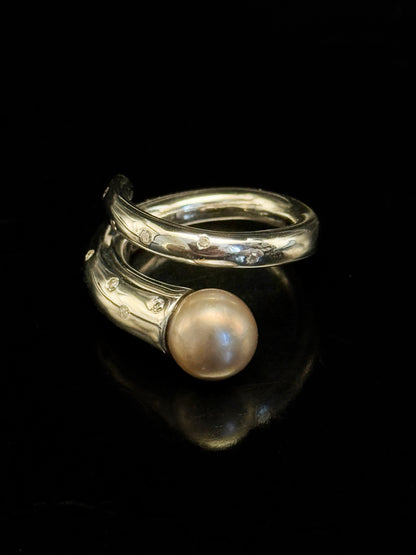 Fine pearl gold ring