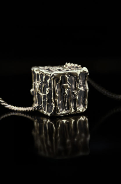 "Essenza" pendant necklace