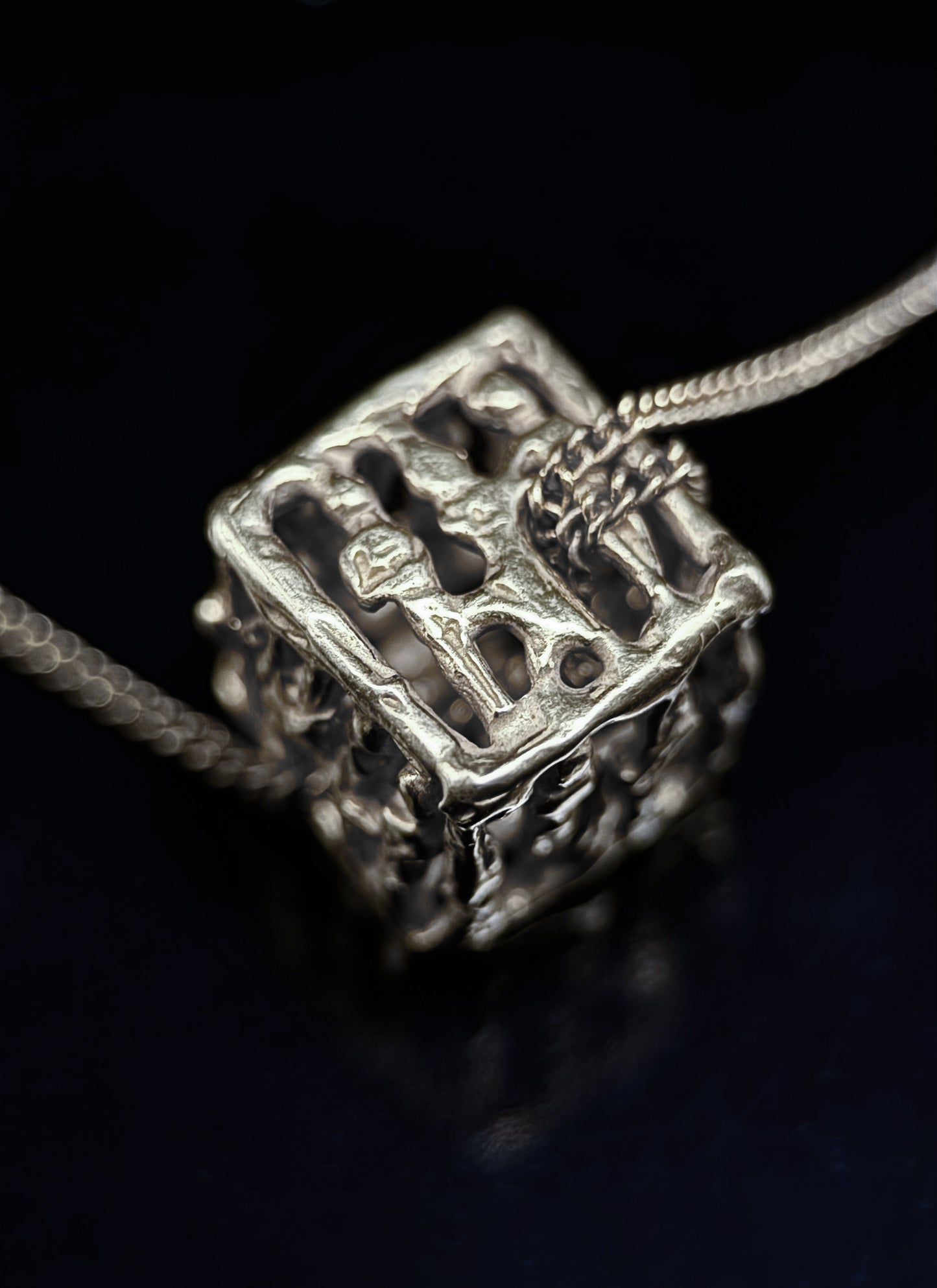 "Essenza" pendant necklace