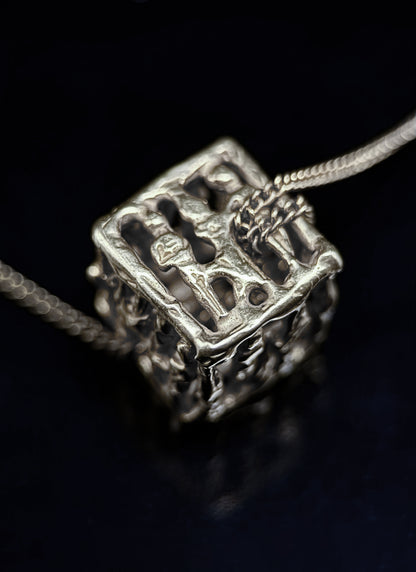 "Essenza" pendant necklace