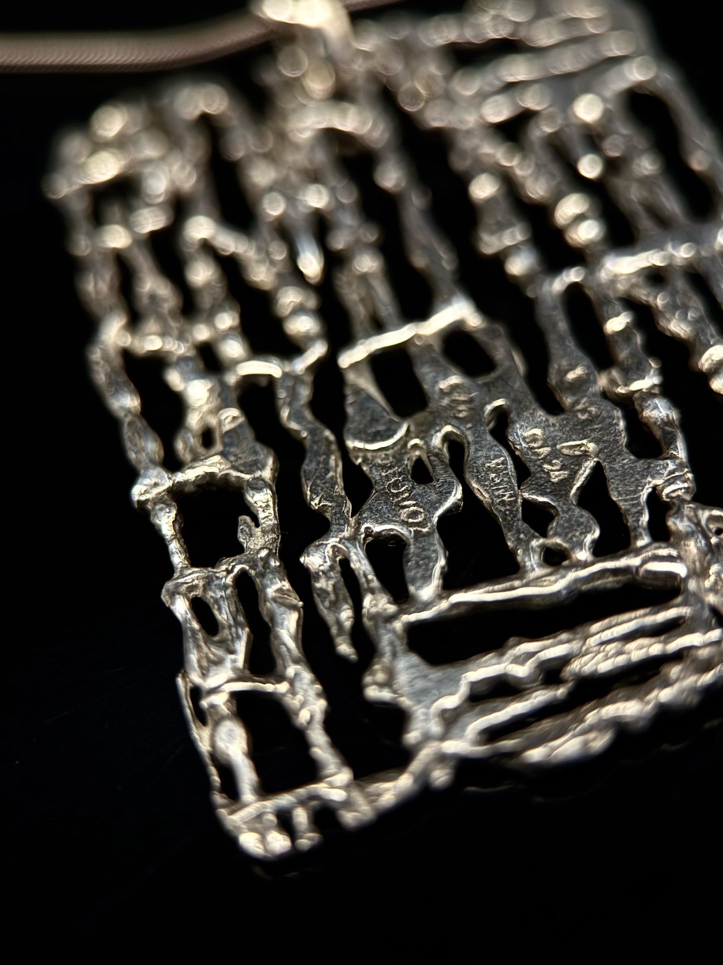 Collier pendentif "Personnages"